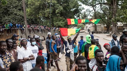 Des soutiens de l'opposant politique sénégalais Ousmane Sonko lors d'un rassemblement à Dakar, le 24 mai 2023. (MUHAMADOU BITTAYE / AFP)