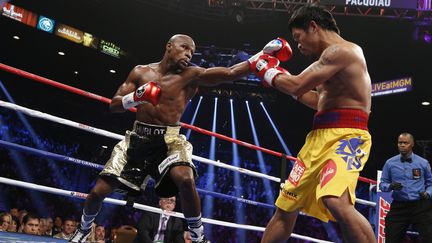 Les boxeurs Floyd Mayweather et Manny Pacquiao, le 2 mai 2015 &agrave; Las Vegas (Etats-Unis). (JOHN GURZINSKI / AFP)