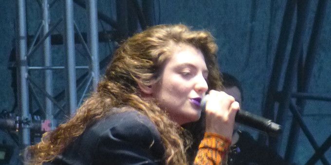 Lorde accroupie au bord de la scène, à We Love Green 2014.
 (Laure Narlian)