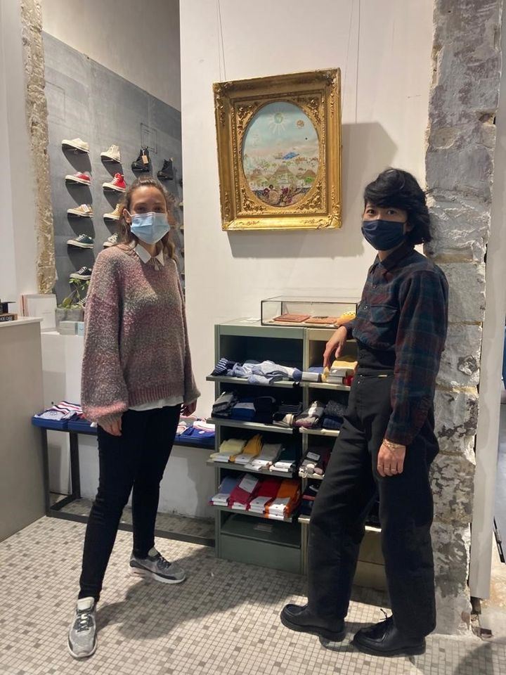 Sackda Euangpha, et l’artiste Fanny&nbsp;Gillequin&nbsp;devant son œuvre dans le magasin&nbsp;Manifest (MOCO)