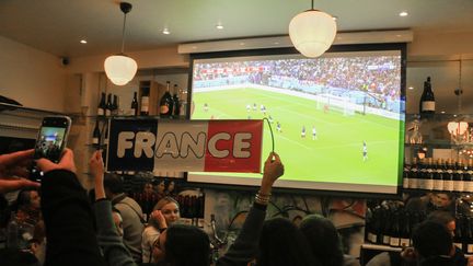 Des supporters français regardent le match France-Angleterre dans une brasserie parisienne, le 10 décembre 2022. (QUENTIN DE GROEVE / AFP)