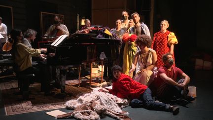 La troupe de "L'enfant et les sortilèges" sur la scène de la Comédie de Colmar. (France 3 Alsace)