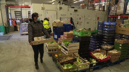 Dans le hangar alimentaire d'une association de lutte contre la pauvreté en Meurthe-et-Moselle. (FRANCEINFO)