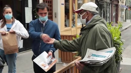 Paris : Ali, le dernier vendeur de journaux à la criée, rend son tablier