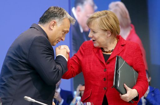 Viktor Orban et Angela Merkel au cours du congrès du Parti populaire européen (PPE, formation regroupant la droite au Parlement de Strasbourg) à Madrid le 22 octobre 2015. (REUTERS - Andrea Comas)