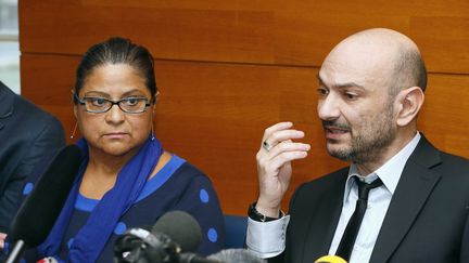 Natalia Baleato, la directrice de l'&eacute;tablissement Baby Loup, et son avocat Richard Malka,&nbsp;au palais de justice de Paris, le 17 octobre 2013. (PATRICK KOVARIK / AFP)