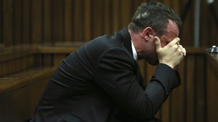 L'athl&egrave;te Oscar Pistorius lors de son proc&egrave;s pour le meurtre de sa compagne, le 7 avril 2014 &agrave; Pretoria (Afrique du Sud). ( REUTERS)