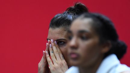 Helena Ciak n'en croit pas ses yeux.&nbsp;Pour la cinquième fois consécutive, les Bleues s'inclinent en finale du championnat d'Europe de basket, le 27 juin 2021 face&nbsp;à la Serbie (63-54). (JOSE JORDAN / AFP)