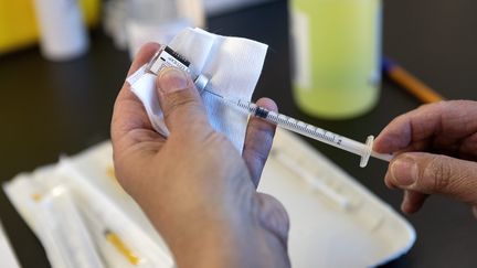 Une infirmière prépare une injection de vaccin, le 15 avril 2021. (GUILLAUME BONNEFONT / MAXPPP)