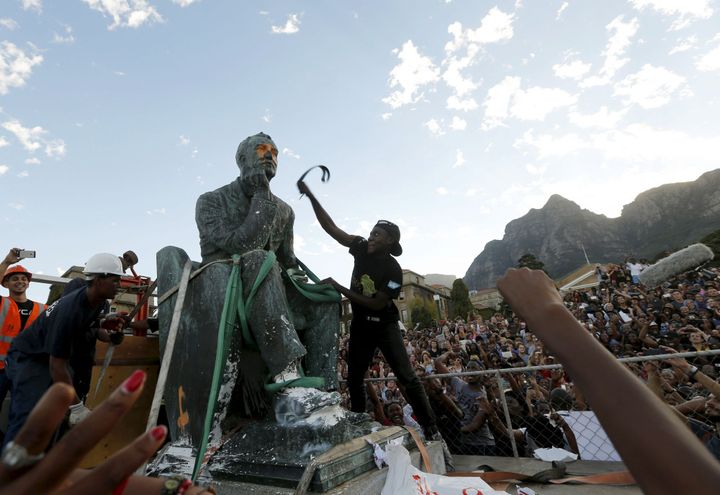 La statue de l'ancien magnat du diamant et personnage historique de la colonisation britannique a été déboulonnée et retirée du campus de l'Université du Cap, le 9 avril 2015. (Photo Reuters/Mike Hutchings)