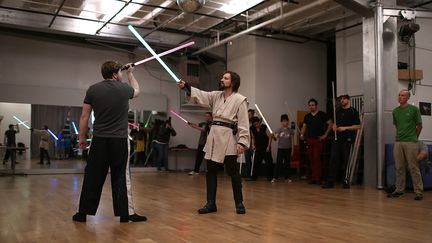 Des instructeurs font une d&eacute;monstration de combat au sabre laser, &agrave; San Francisco (Californie), le 24 f&eacute;vrier 2013. (JUSTIN SULLIVAN / GETTY IMAGES NORTH AMERICA / AFP)