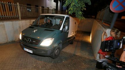 Trois des Français mis en examen pour abus sexuels sont transportés par cette voiture de police à Benidorm (Espagne), le 9 août 2019. (MAXPPP)