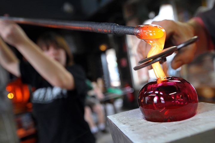 Fabrication d'une boule de Noël à l'atelier de la verrerie de Meisenthal, le 1er décembre 2019 (FREDERICK FLORIN / AFP)