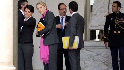 Delphine Batho entre Najat Vallaud-Belkacem et François Hollande (PIERRE VERDY / AFP)