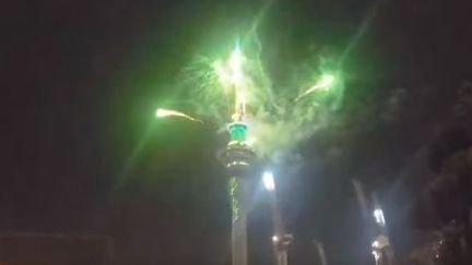 Capture écran du feu d'artifice du Nouvel An à Auckland (Nouvelle-Zélande), le 31 décembre 2017. (GOING VIRAL/YOUTUBE)