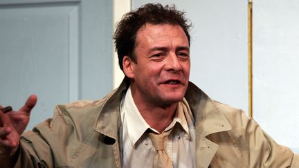 Le comédien Pascal Brunner interprète le rôle de l'inspecteur Columbo, en février 2005 au théâtre Le Temple à Paris, lors d'une répétition de la pièce "Une femme de trop" mise en scène par Brian Scott.
 (PIERRE VERDY / AFP)