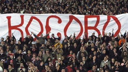 Une banderole des supporters du club national de foot kosovar au nom de leur pays (archives) (AFP/DIMITAR DILKOFF)