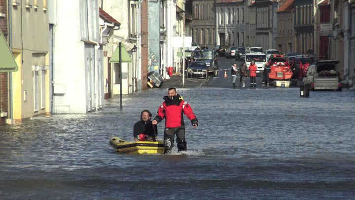 Son centre-ville inondé, l'accès à Neuville-sous-Montreuil (Pas-de-Calais) ne peut se faire qu'en bateau. Ce sont des pompiers de l'Aude qui sont arrivés. (GILLES GALLINARO / RADIOFRANCE)