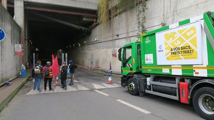 Des salariés du Syctom bloquent l'accès à l'incinérateur d'Issy-les-Moulineaux (Hauts-de-Seine), le 25 mars 2023. (HENDRIK DELAIRE / MAXPPP)