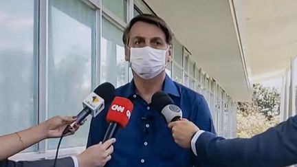 Capture d'écran de la prise de parole du président Jair Bolsonaro, le mardi 7 juillet 2020, pour annoncer sa contamination au Covid-19. (RICCARDO MILANI / HANS LUCAS)