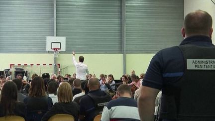 70 musiciens de l'orchestre national de Lille (Nord) ont joué un concert dans un centre pénitentiaire. Le partenariat, qui existe depuis 1995, avait été interrompu depuis 2019 en raison du Covid. L'occasion pour les 54 détenus qui y ont assisté de découvrir l'intensité d'une symphonie. (France 2)