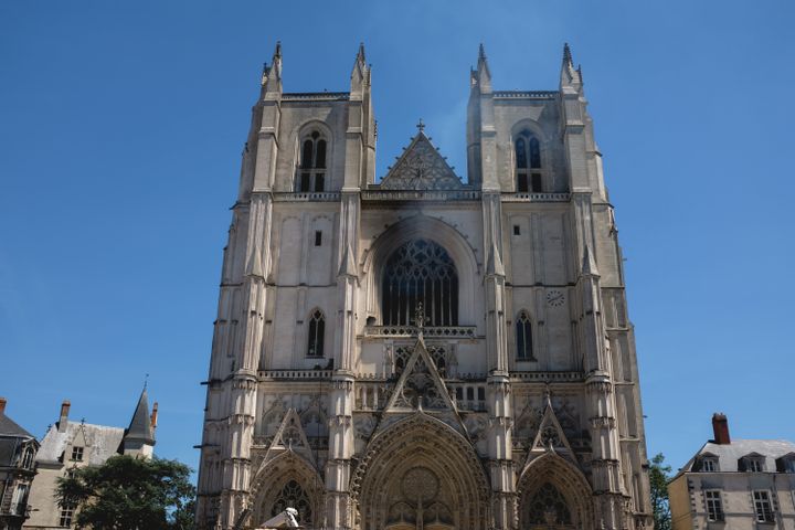 La cathédrale Saint-Pierre et Saint-Paul de Nantes est en proie aux flammes, le 18 juillet 2020. (MALIKA BARBOT / HANS LUCAS / AFP)