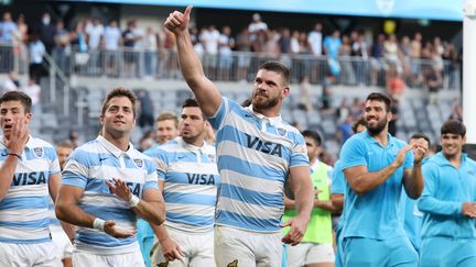 Le Parisien, Marcos Kremer, salue le public avec ses coéquipiers après la victoire des Pumas sur les All Blacks, le 14 novembre 2020. (DAVID GRAY / AFP)