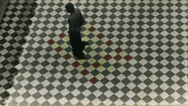 Fernell Franco, Série "Interiores" , 1979, tirage d'époque rehaussé par l'artiste, Collection Evans Haji-Touma
 (Fernell Franco, Courtesy Fundación Fernell Franco Cali / Toluca Fine Art, Paris)