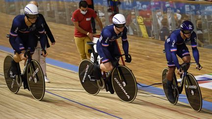 Florian Grengbo, Rayan Helal et Sébastien Vigier lors des Championnats du monde de cyclisme sur piste, à Roubaix en octobre 2021. (FRANCOIS LO PRESTI / AFP)