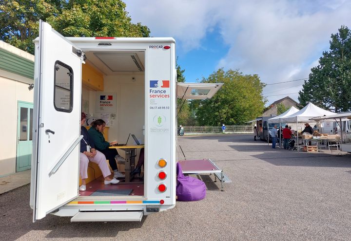 Bus France Services, in the village of Narcy (Agathe Mahuet / RADIOFRANCE)