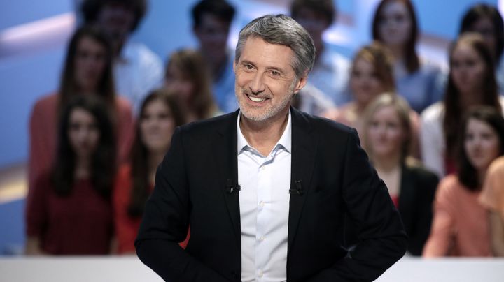 Antoine de Caunes pr&eacute;sente "Le Grand Journal", sur Canal+, le 14 octobre 2013. (KENZO TRIBOUILLARD / AFP)