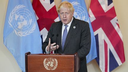 Le Premier ministre, Boris Johnson, parle à des journalistes après un meeting avec le président&nbsp;de l'ONU le 20 septembre 2021 à New York (Etats-Unis). (JOHN MINCHILLO / AFP)