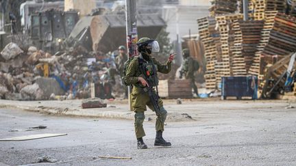 Un soldat israelien dans la ville de Beita en Cisjordanie.&nbsp; (NASSER ISHTAYEH / MAXPPP)