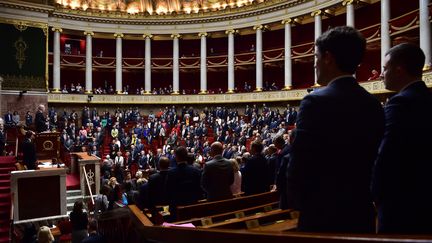 Les députés observent une minute de silence en hommage aux attaques de Marseille et de Las Vegas, mardi 3 octobre, avant le vote sur le projet de loi antiterroriste. (CHRISTOPHE ARCHAMBAULT / AFP)