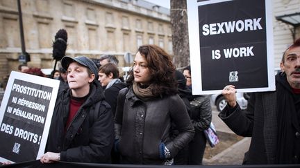 Manifestation devant l'Assembl&eacute;e nationale contre la proposition de loi visant &agrave; p&eacute;naliser les clients de personnes prostitu&eacute;es, le 6 d&eacute;cembre 2011 &agrave; Paris. (LIONEL BONAVENTURE / AFP)