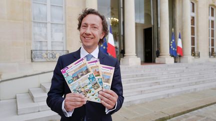 L'animateur Stéphane Bern pose avec des tickets du loto du patrimoine devant l'Elysée le 31 mai 2018. (LUDOVIC MARIN / AFP)