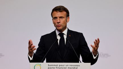 Le président de la République, Emmanuel Macron, lors de l'ouverture sommet pour un nouveau pacte financier mondial, le 22 juin 2023 à Paris. (LUDOVIC MARIN / AFP)