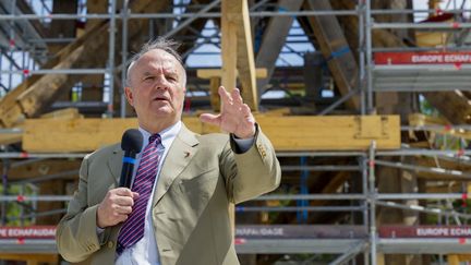 Jean-Louis Georgelin, en charge du chantier de la reconstruction de la cathédrale Notre-Dame de Paris, s'exprimant devant l'assemblage à blanc de la nouvelle flèche de la cathédrale Notre-Dame de Paris à Briey (Meurthe-et-Moselle), dans l'est de la France,  le 20 juillet 2023. (JEAN-CHRISTOPHE VERHAEGEN / AFP)