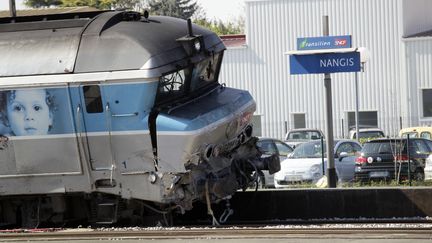 Un train Intercit&eacute;s a percut&eacute; un camion &agrave; hauteur d'un passage &agrave; niveau &agrave; Nangis (Seine-et-Marne), le 21 avril 2015.&nbsp; (MATTHIEU ALEXANDRE / AFP)