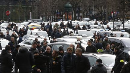 Des chauffeurs de taxi en colère bloquent la circulation à Paris, le 27&nbsp;janvier 2016. (JACKY NAEGELEN / REUTERS)