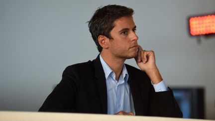 Le secrétaire d'État français et porte-parole du gouvernement, Gabriel Attal, assiste à un débat lors de la Fête de l'Humanité, dans le parc de La Courneuve, au nord de Paris, le 11 septembre 2021. (LUCAS BARIOULET / AFP)