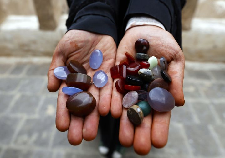 La jeune artisane Safaa al-Faqih montre des pierres semi-précieuses, 2018
 (Mohammed HUWAIS / AFP)