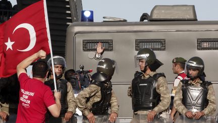 Des manifestants hostiles au gouvernement devant le tribunal de Silivri (Turquie), &agrave; une cinquantaine de kilom&egrave;tres &agrave; l'ouest d'Istanbul, o&ugrave; a &eacute;t&eacute; prononc&eacute; le verdict du proc&egrave;s des putschistes du r&eacute;seau Ergenekon. (OSMAN ORSAL / REUTERS)