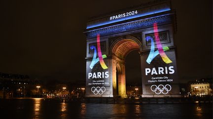 Le logo de la candidature parisienne aux JO-2024 s'affiche sur l'Arc de Triomphe (LIONEL BONAVENTURE / AFP)