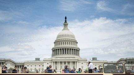 Des touristes devant le b&acirc;timent du congr&egrave;s am&eacute;ricain &agrave; Washington (Etats-Unis), le 19 juillet 2014. (BRENDAN SMIALOWSKI / AFP)