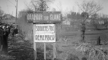 Panneau à l'entrée d'Oradour-sur-Glane (Haute-Vienne). (- / AFP)