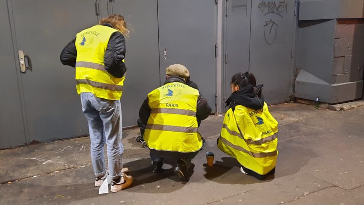 Des bénévoles du Secours Populaire pendant une maraude, le dimanche 7 janvier, à Paris. (FARIDA NOUAR / RADIOFRANCE)