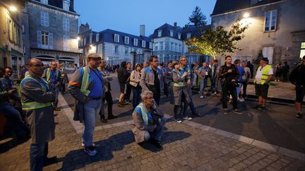 Des salariés de l'entreprise GM&amp;S devant la préfecture de la Creuse, à Guéret, le 15 mai 2017. (PASCAL LACHENAUD / AFP)