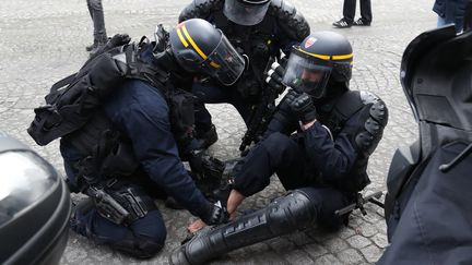 Un policier blessé lors d'une manifestation des "gilets jaunes" à Paris (France) le 9 février 2019 (ZAKARIA ABDELKAFI / AFP)