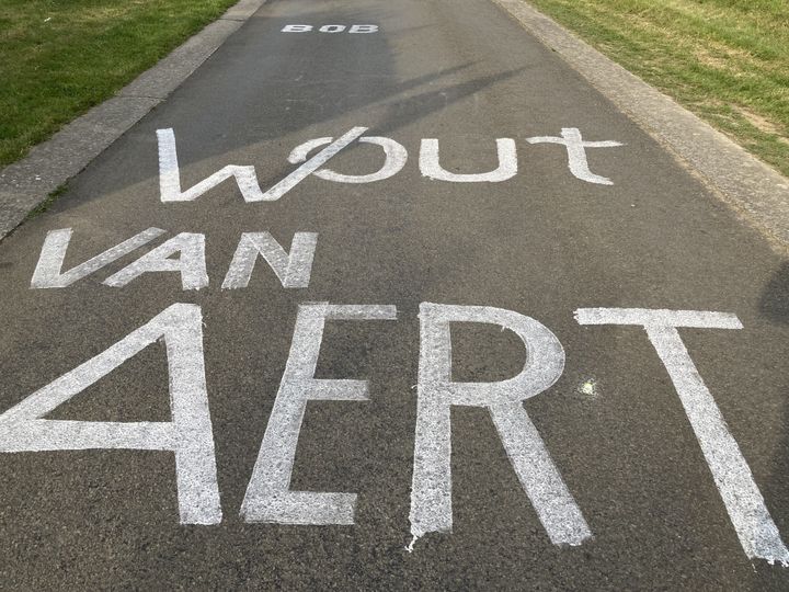 Le nom de Wout Van Aert peint sur la côte de la Redoute, le 23 avril 2022. (DR)